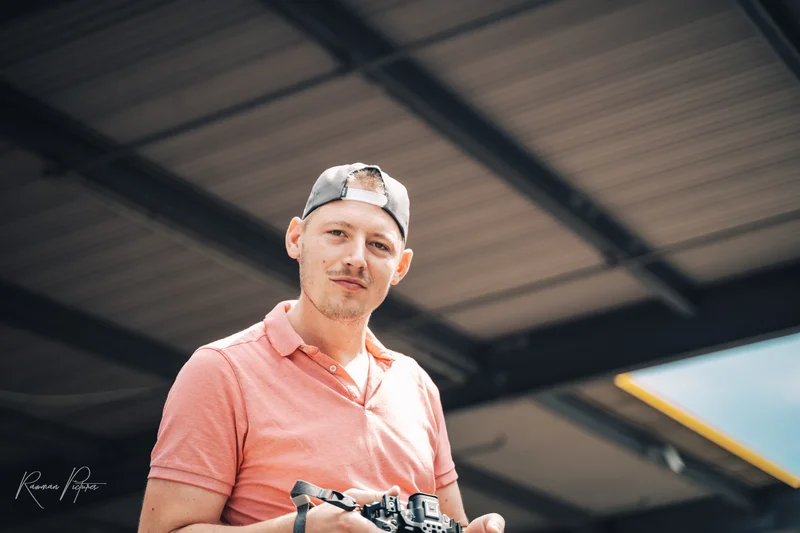 RawmanPictures - Sebastian Schiefermayr | Personal Shooting | Mann mit Kamera in urbaner Umgebung, moderner Fotografiestil.