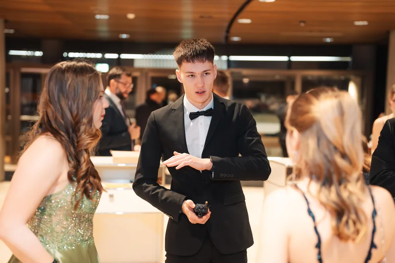 RawmanPictures - Sebastian Schiefermayr | Maturaball HTL1 | Elegante Abendveranstaltung, formelle Kleidung, Eventfotografie, stilvolle Begegnungen.