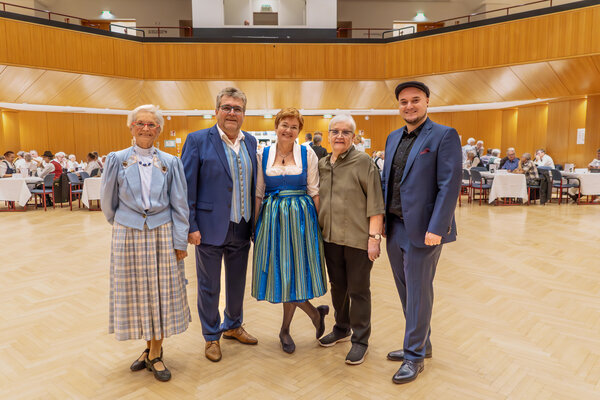 RawmanPictures - Sebastian Schiefermayr | Volkstanzfest | Gruppe von Menschen in traditioneller und formeller Kleidung bei einem gesellschaftlichen Event.
