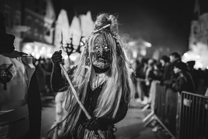 RawmanPictures - Sebastian Schiefermayr | Perchtenlauf Eferding | Schwarz-Weiß-Fotografie: Faschingsumzug mit Masken und Kostümen bei Nacht.
