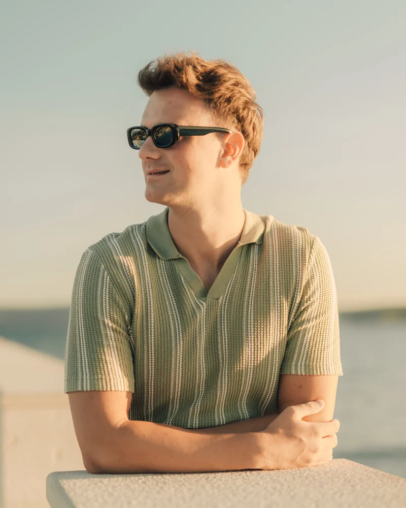 RawmanPictures - Sebastian Schiefermayr | Content Trip: Crikvenica 2025 | Portrait eines Mannes am Meer in Sonnenuntergangsstimmung, sommerliche Fotografie.
