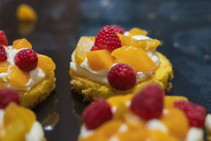 RawmanPictures - Sebastian Schiefermayr | Volkstanzfest | Fruchtige Dessert-Fotografie mit Himbeeren und Pfirsichen auf Gebäck. Perfekt für Foodblogs.