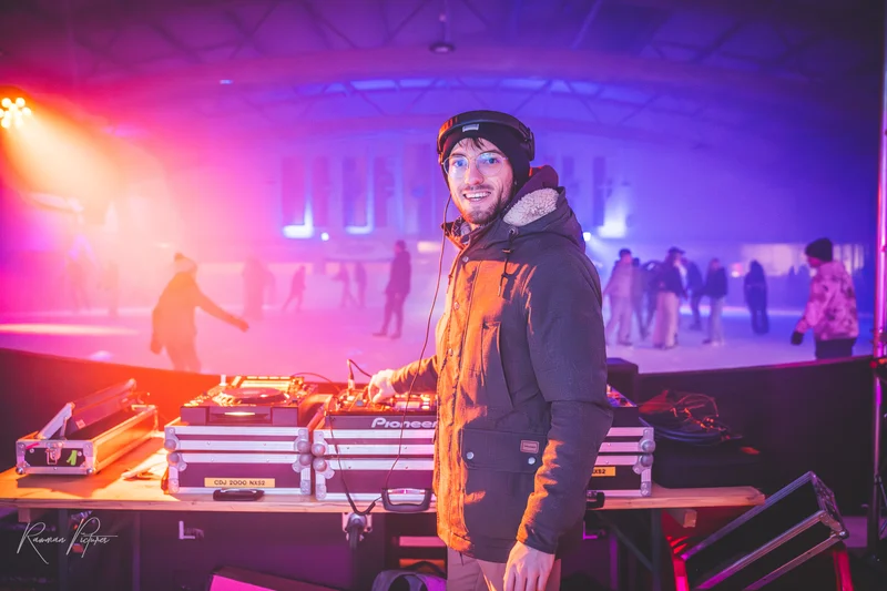 RawmanPictures - Sebastian Schiefermayr | Eisdisco Marchtrenk | DJ-Event auf einer Eisbahn mit lebendigem Licht und fröhlicher Atmosphäre. Fotografie-Highlight.