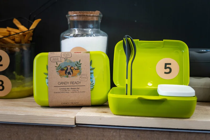 RawmanPictures - Sebastian Schiefermayr | Marke[ding] Wels | Grüne Lunchbox mit Besteck, ideal für nachhaltige Verpflegung unterwegs. Praktisch und stilvoll.
