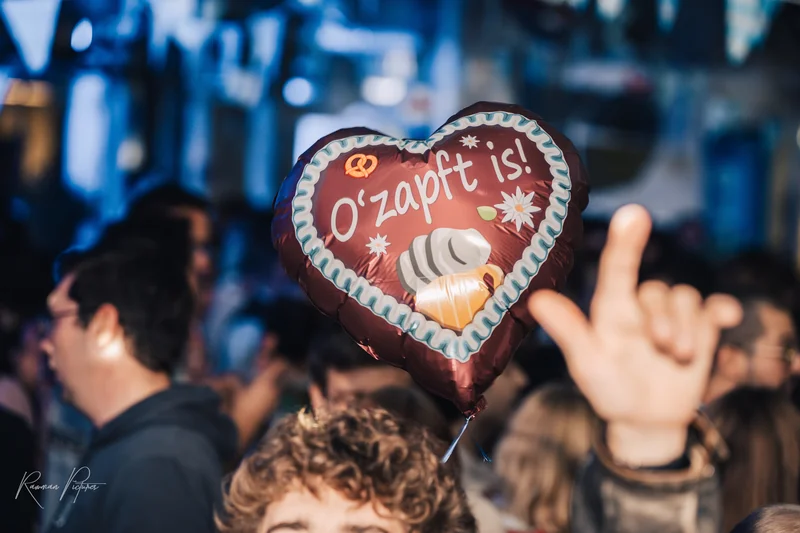 RawmanPictures - Sebastian Schiefermayr | Mensafest Wels | Ballonherz auf Oktoberfest: Menschenmenge, Feier, fröhliche Stimmung. Eventfotografie, Bayern.