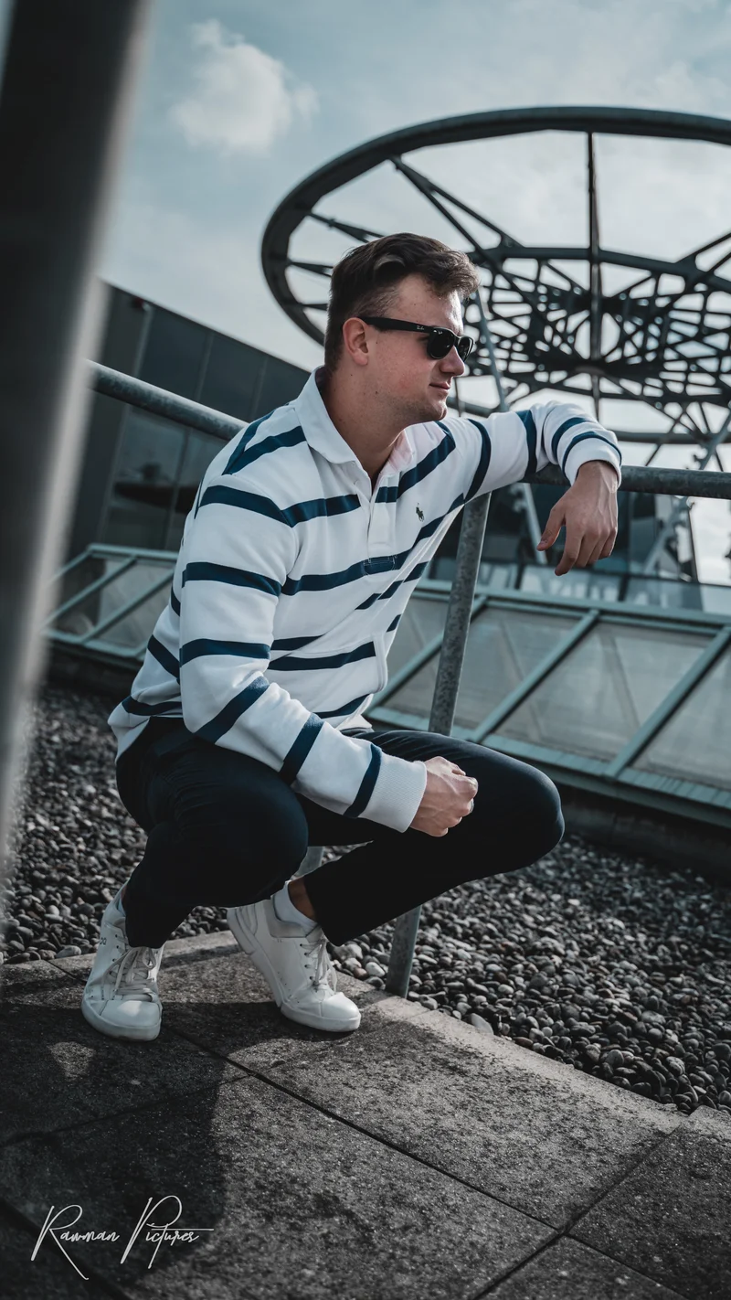 RawmanPictures - Sebastian Schiefermayr | Shooting Fabian K. | Lässiges Outdoor-Porträt auf urbanem Dach – Modefotografie in natürlichem Licht.