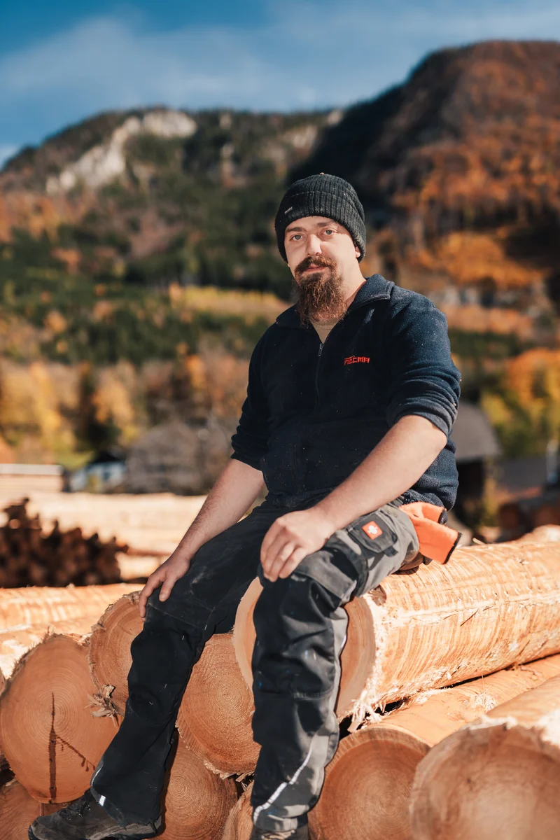 RawmanPictures - Sebastian Schiefermayr | Sägewerk Löberbauer | Forstwirtschaftlicher Arbeiter im Herbstwald, Holzfäller, Holzstapel, Outdoor-Arbeit.