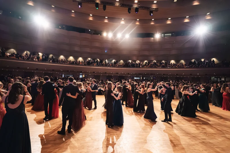 RawmanPictures - Sebastian Schiefermayr | Maturaball HTL1 | Eleganter Tanzball im festlichen Saal. Eventfotografie, Beleuchtung, festliche Kleidung.