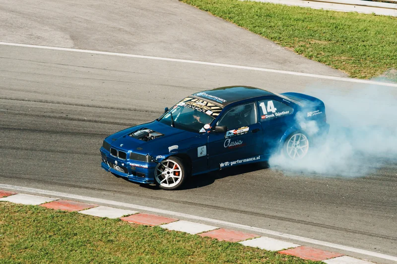 RawmanPictures - Sebastian Schiefermayr | Motortag 2026 | Blauer Rennwagen beim Driften auf Rennstrecke – Motorsportfotografie, Actionfoto.