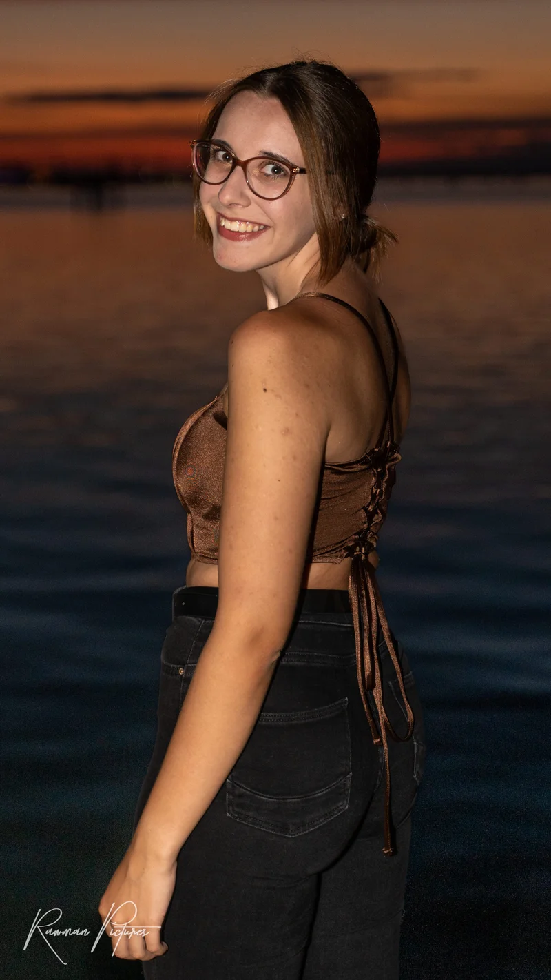 RawmanPictures - Sebastian Schiefermayr | Chioggia 2022 | Junge Frau bei Sonnenuntergang am Wasser, stilvolle Porträtfotografie. Perfekte Lichtstimmung.