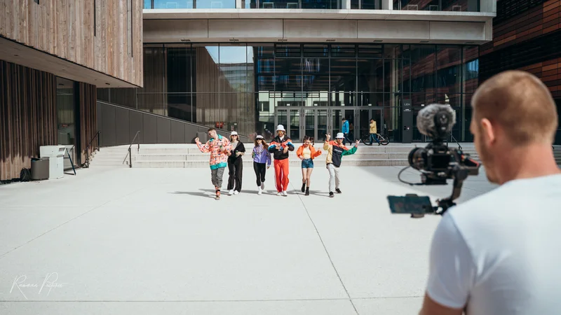 RawmanPictures - Sebastian Schiefermayr | Musikvideodreh "Flinz Asozial" | Fotografie einer Tanzgruppe im urbanen Umfeld, beim Filmen mit professioneller Kameraausrüstung.