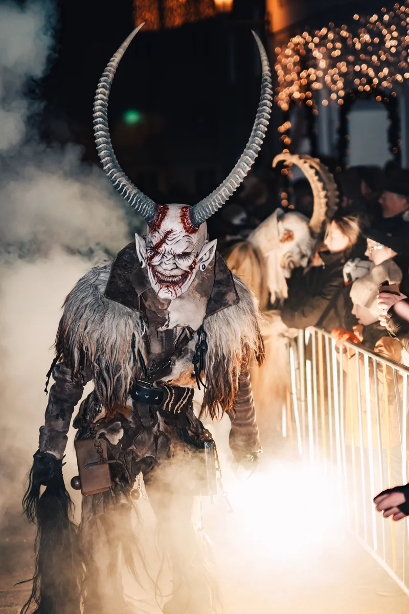 RawmanPictures - Sebastian Schiefermayr | Perchtenlauf Eferding | Krampuslauf-Fotografie: Authentische Festtagsmomente, magische Traditionen, eindrucksvolle Masken.