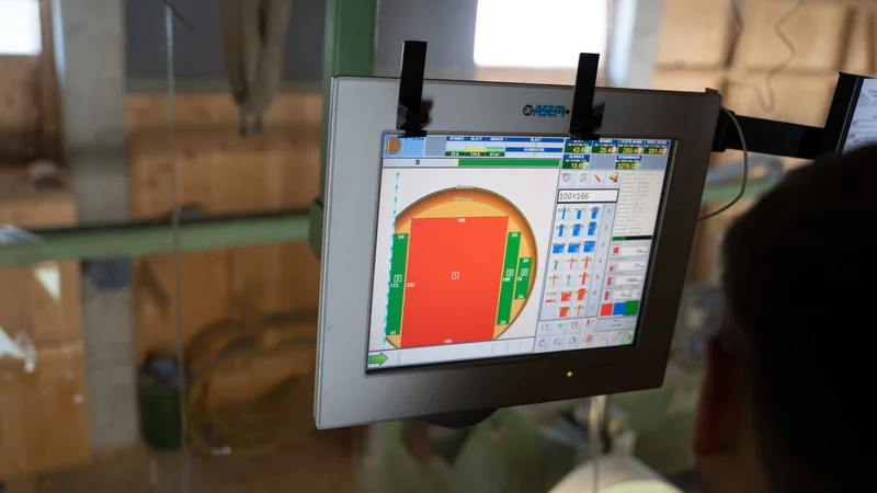 RawmanPictures - Sebastian Schiefermayr | Sägewerk Löberbauer | Industrie-Monitor zeigt präzise Steuerungssoftware. Technik, Steuerung, Automatisierung, Display.