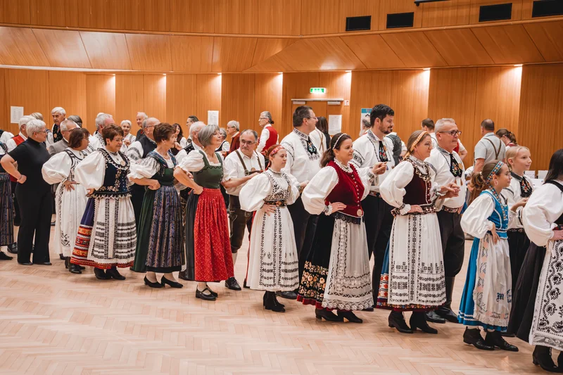 RawmanPictures - Sebastian Schiefermayr | Volkstanzfest | Traditionelle Volkstanzgruppe in Festtracht bei einer feierlichen Veranstaltung drinnen.