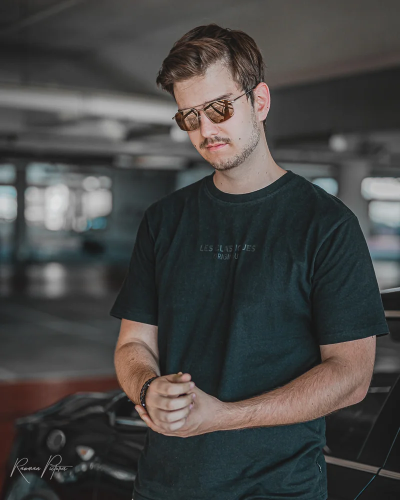 RawmanPictures - Sebastian Schiefermayr | Personal Shooting | Mann mit Sonnenbrille im urbanen Setting, lässig, Streetstyle-Fotografie, moderne Porträts.