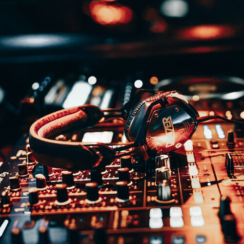RawmanPictures - Sebastian Schiefermayr | AMP'D Drum & Bass | DJ-Equipment in stimmungsvoller Beleuchtung, perfekte Aufnahme für Eventfotografie.