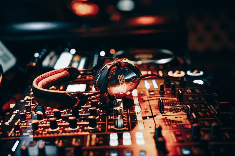 RawmanPictures - Sebastian Schiefermayr | AMP'D Drum & Bass | DJ-Equipment in stimmungsvoller Beleuchtung, perfekte Aufnahme für Eventfotografie.