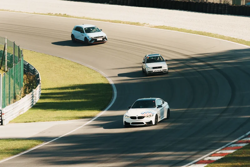 RawmanPictures - Sebastian Schiefermayr | Motortag 2026 | Rennwagen-Action auf der Rennstrecke, Dynamik und Geschwindigkeit eingefangen.