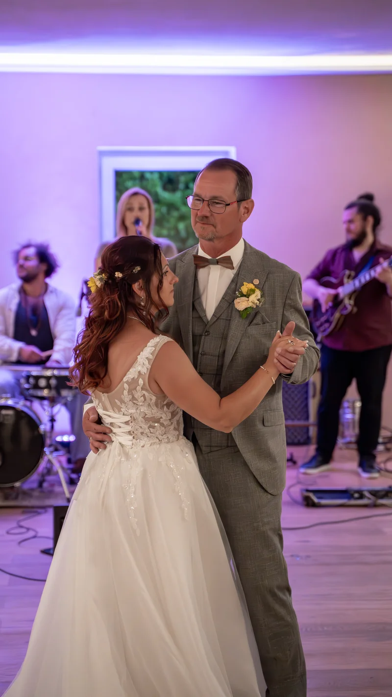 RawmanPictures - Sebastian Schiefermayr | Hochzeit Traude & Gerhard | Eleganter Vater-Tochter-Tanz bei Hochzeit mit Live-Band im Hintergrund.