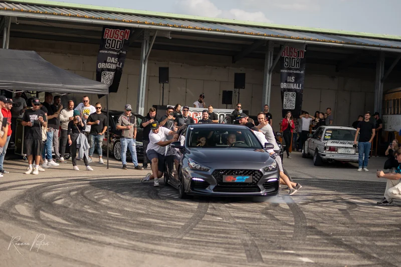 RawmanPictures - Sebastian Schiefermayr | Russnsoda Summer Closing | Dynamisches Autoshooting-Event, Menschenmengen, Drifts, sportlicher Wagen, Outdoor-Location.