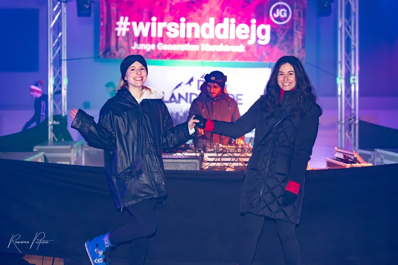 RawmanPictures - Sebastian Schiefermayr | Eisdisco Marchtrenk | Junge Menschen tanzen vor einem DJ-Pult auf einer Veranstaltung. Partyfotografie, Eventstimmung.