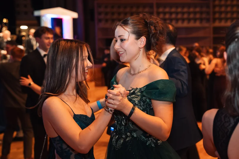 RawmanPictures - Sebastian Schiefermayr | Maturaball HTL1 | Zwei Frauen tanzen elegant auf einer stilvollen Tanzveranstaltung.