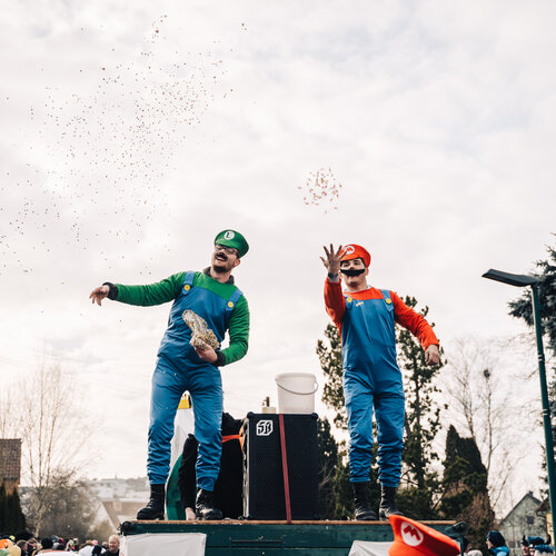 RawmanPictures - Sebastian Schiefermayr | Faschingsumzug Weißkirchen | Kreative Karnevalsfotografie: Kostümierte Performance, lebendige Farben und fröhliche Stimmung.