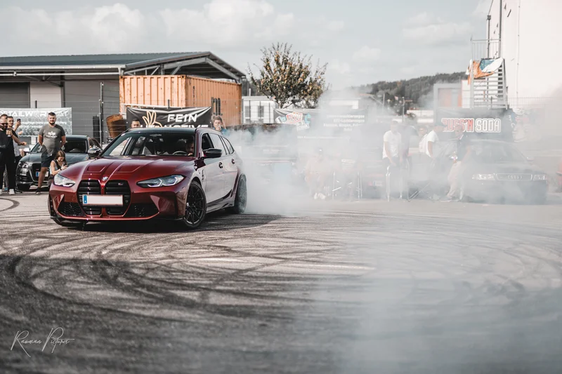 RawmanPictures - Sebastian Schiefermayr | Russnsoda Summer Closing | Dynamisches Autodrift-Foto mit rauchenden Reifen, ideal für Motorsport-Enthusiasten.