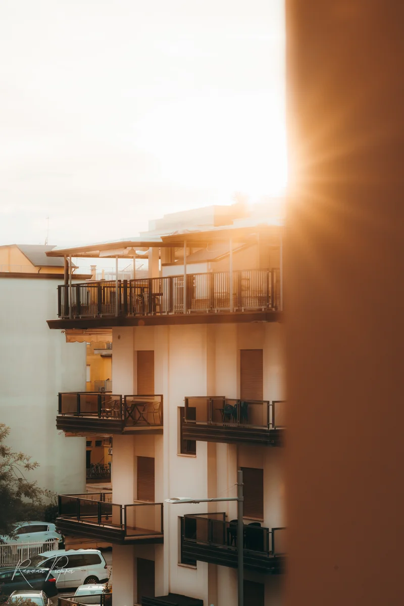RawmanPictures - Sebastian Schiefermayr | Urlaub Jesolo | Urbanes Wohngebäude bei Sonnenuntergang, Architektur Fotografie.