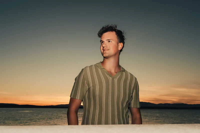 RawmanPictures - Sebastian Schiefermayr | Content Trip: Crikvenica 2025 | Porträtfotografie am Meer: Ein Mann im Sonnenuntergang, ideal für stimmungsvolle Aufnahmen.