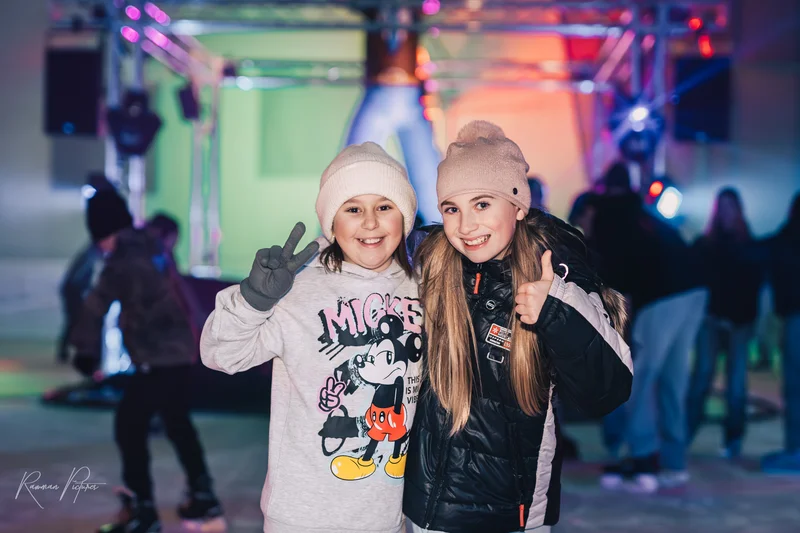 RawmanPictures - Sebastian Schiefermayr | Eisdisco Marchtrenk | Kinder beim Eislaufen, strahlend und fröhlich, festgehalten in lebendigem, buntem Ambiente.
