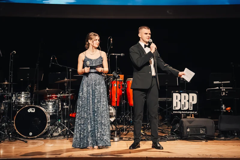 RawmanPictures - Sebastian Schiefermayr | Maturaball HTL1 | Elegante Eventfotografie eines Moderatorenpaares auf der Bühne eines Konzerts.