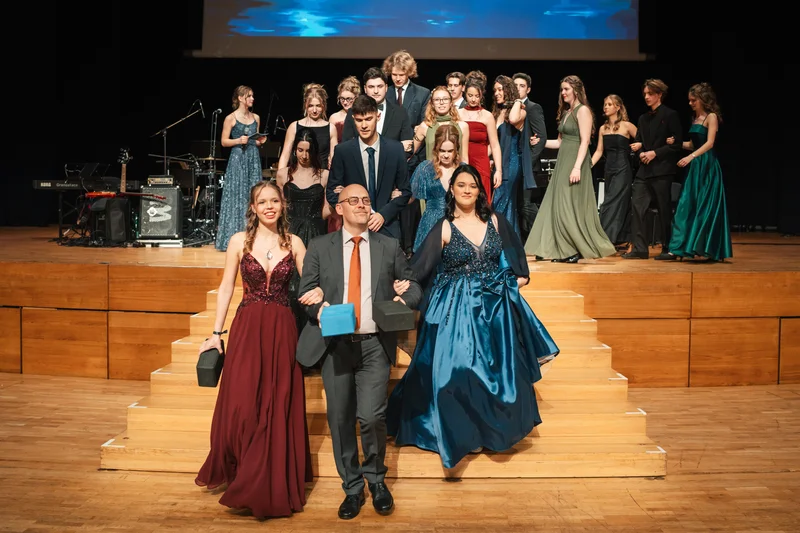 RawmanPictures - Sebastian Schiefermayr | Maturaball HTL1 | Elegante Abendveranstaltung: Gruppenfoto in festlicher Kleidung auf der Bühne. Fotografie-Events.