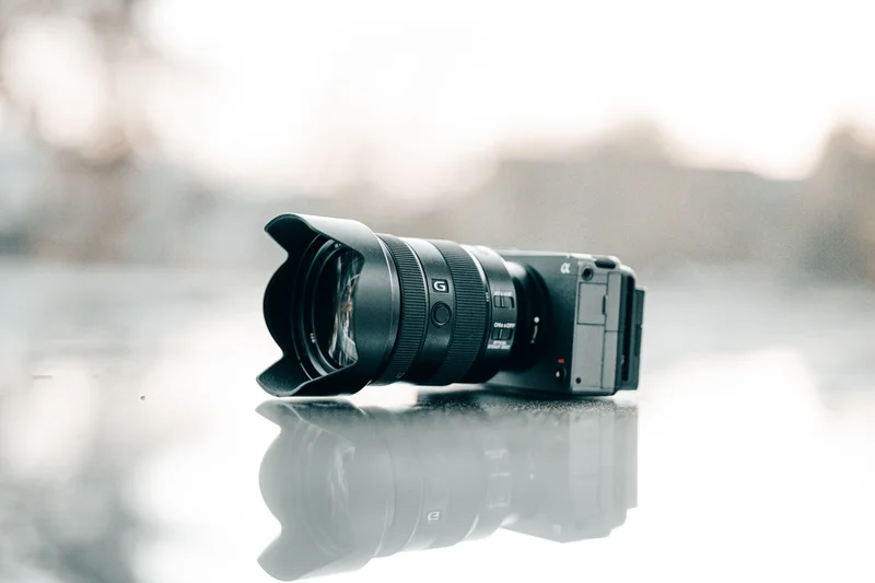 RawmanPictures - Sebastian Schiefermayr | Fotowalk Burhan | Moderne Kamera auf reflektierender Oberfläche - erstklassige Fotografie-Ausrüstung.