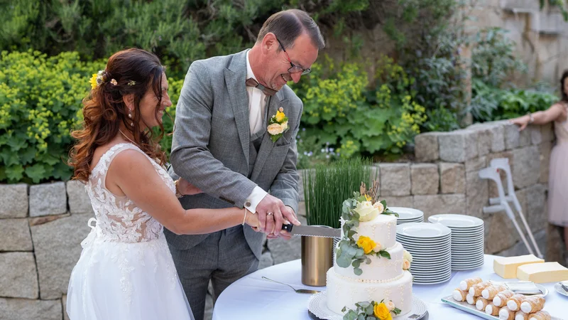 RawmanPictures - Sebastian Schiefermayr | Hochzeit Traude & Gerhard | Brautpaar schneidet Hochzeitstorte an, romantische Hochzeitsfotografie im Freien.