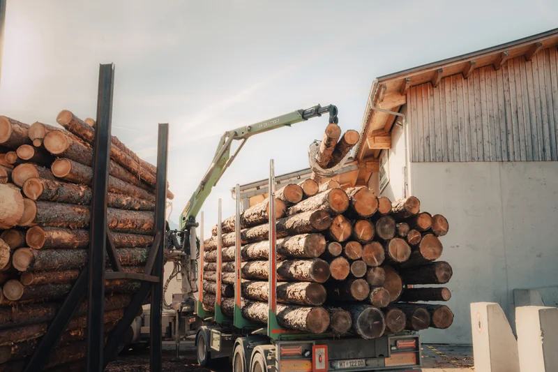 RawmanPictures - Sebastian Schiefermayr | Sägewerk Löberbauer | Holztransport und Verarbeitung: Forstwirtschaftsfotografie für moderne Logistiklösungen.