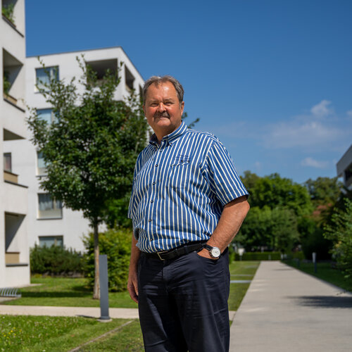 RawmanPictures - Sebastian Schiefermayr | Shooting Johannes Kaindlstorfer | Außenaufnahme moderner Wohngebäude bei Sonnenschein. Architektur, städtische Umgebung.
