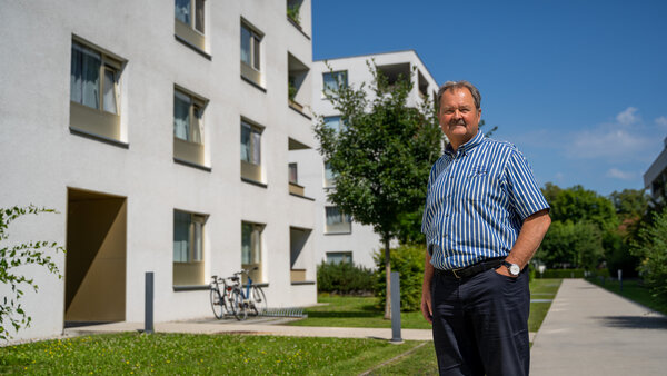 RawmanPictures - Sebastian Schiefermayr | Shooting Johannes Kaindlstorfer | Außenaufnahme moderner Wohngebäude bei Sonnenschein. Architektur, städtische Umgebung.