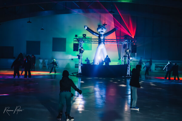 RawmanPictures - Sebastian Schiefermayr | Eisdisco Marchtrenk | Eisbahn-Eventfotografie: Farbenfrohe Lichter und tanzende Schlittschuhläufer in Action.