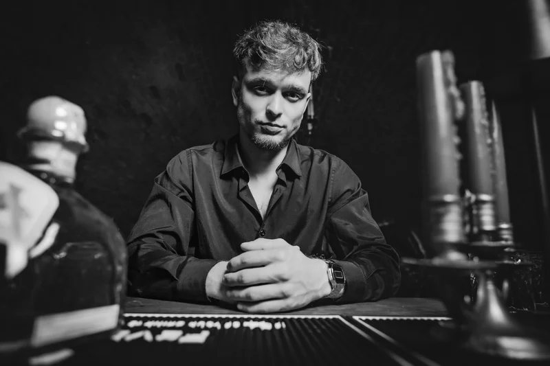 RawmanPictures - Sebastian Schiefermayr | Portraitshooting Kevin F. | Schwarz-Weiß-Porträtfotografie eines jungen Mannes, gefühlvolle Lichtführung.