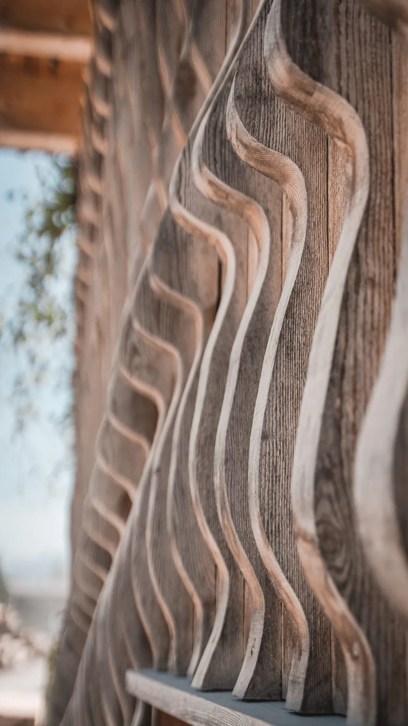 RawmanPictures - Sebastian Schiefermayr | Sägewerk Löberbauer | Holzstruktur in Wellenform: Architekturdetail, modernes Design, kreative Fotografie.