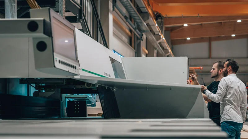 RawmanPictures - Sebastian Schiefermayr | Firmenshooting EasyBox GmbH | Industriefotografie: Moderne Fertigungstechnologie im Einsatz in einer Werkshalle.