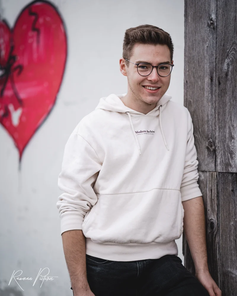 RawmanPictures - Sebastian Schiefermayr | Shooting Julian S. | Portrait eines jungen Mannes vor urbanem Hintergrund, lässig, moderne Fotografie.