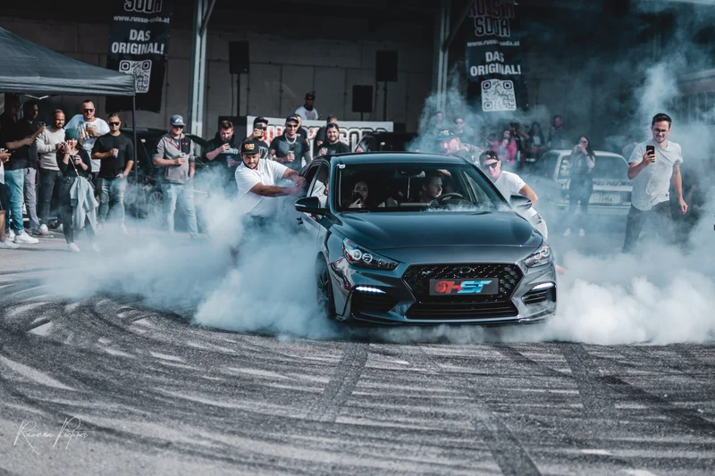 RawmanPictures - Sebastian Schiefermayr | Russnsoda Summer Closing | Auto-Drift-Action bei Motorsport-Event, Reifenqualm und Jubel der Crowd, spannende Fotografie eingefangen.