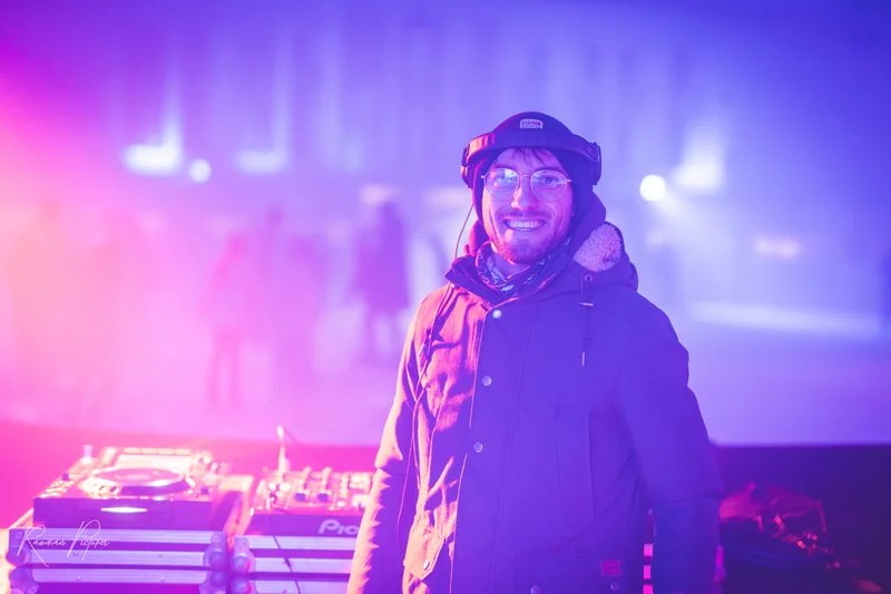 RawmanPictures - Sebastian Schiefermayr | Eisdisco Marchtrenk | DJ bei Nachtveranstaltung mit farbigen Lichtern und Nebel, Eventfotografie.