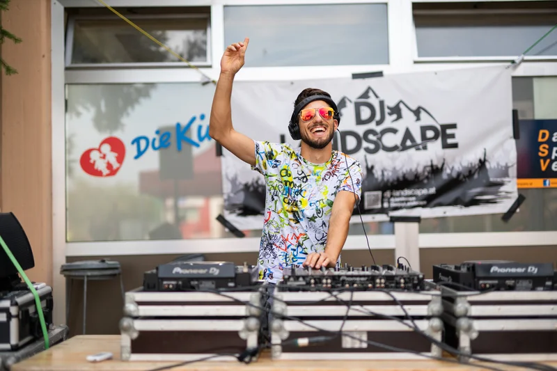 RawmanPictures - Sebastian Schiefermayr | Sommereisdisco | DJ-Event-Fotografie, lebendige Party, kreativer Moment, Open-Air-Auftrittsfoto.