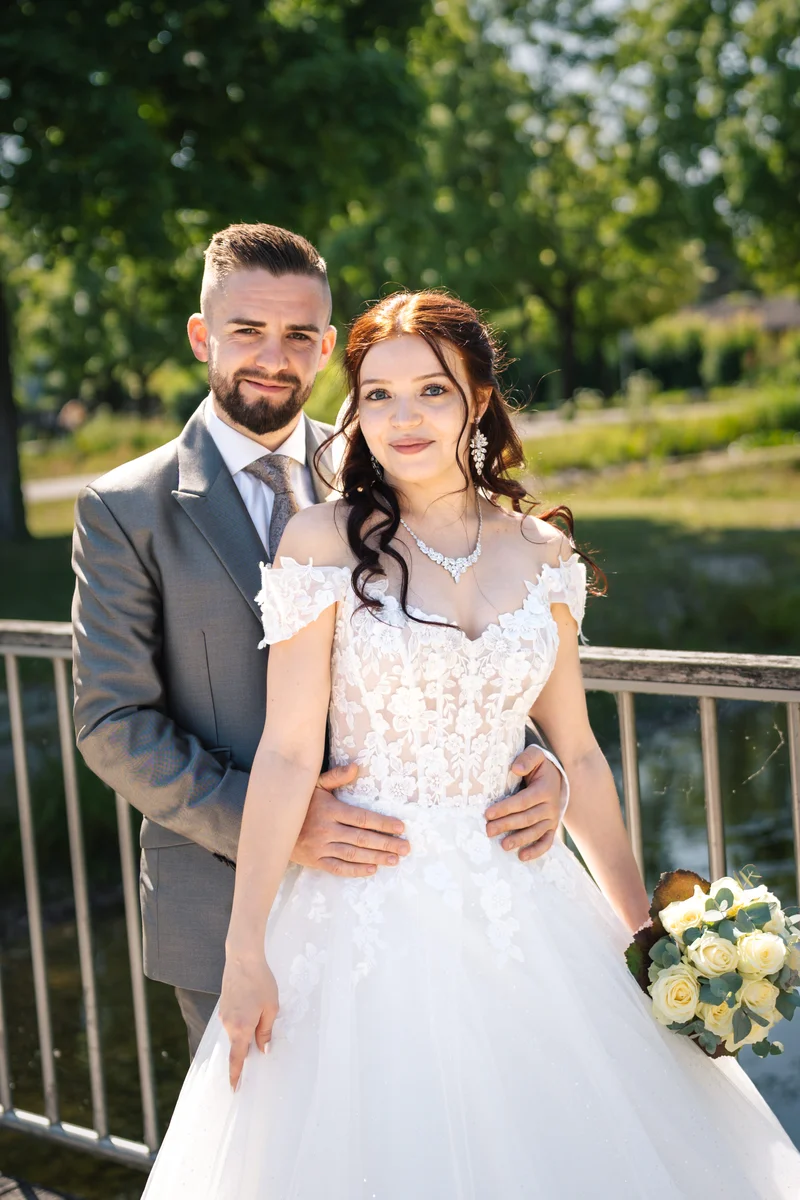 RawmanPictures - Sebastian Schiefermayr | Hochzeit Natalia & Jürgen | Romantische Hochzeitsfotografie im Freien mit Brautpaar-Posing am sonnigen Tag.