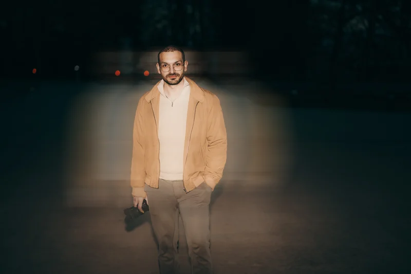 RawmanPictures - Sebastian Schiefermayr | Fotowalk Burhan | Mann im senfgelben Mantel bei Nacht im Freien, kreatives Light Painting Porträt.