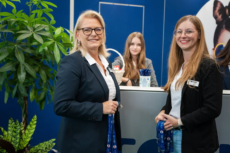 RawmanPictures - Sebastian Schiefermayr | Marke[ding] Wels | Business-Event-Fotografie: Repräsentatives Messe-Team am Infostand.