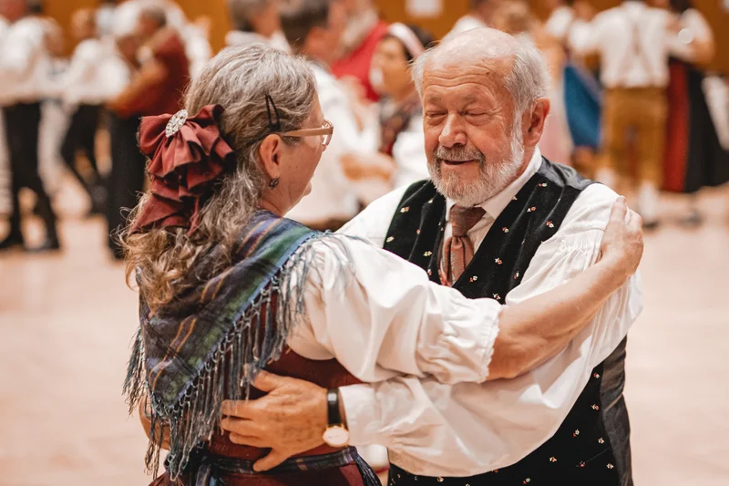 RawmanPictures - Sebastian Schiefermayr | Volkstanzfest | Älteres Paar beim traditionellen Tanz in festlicher Tracht. Kultur, Tradition, Tanzfotografie.